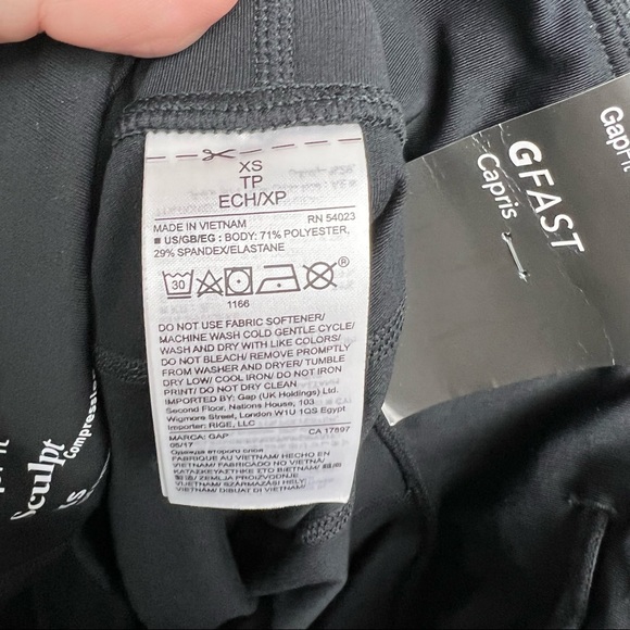 NWT GapFit High Rise Capris in Sculpt Revolution Xs - Picture 8 of 11